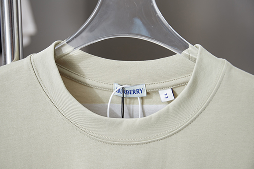 バーバリー チェック柄の筆記体ロゴ半袖Tシャツ