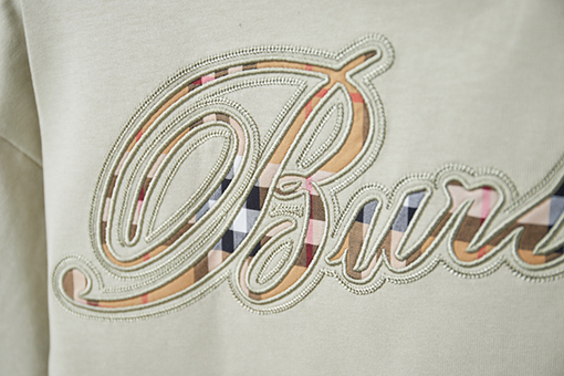 バーバリー チェック柄の筆記体ロゴ半袖Tシャツ