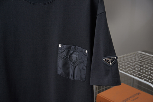 プラダ 新作ポケットプリント半袖Tシャツ