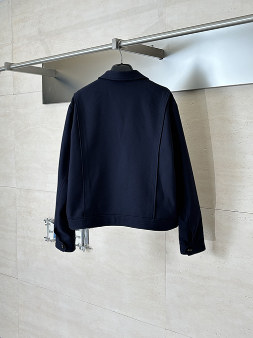 ロエベスーパーコピー 新作スーツカラーデザインの新作ショートジャケット