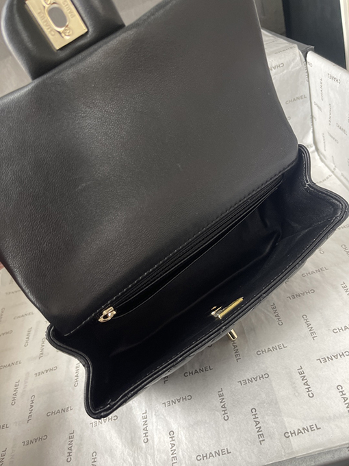 シャネルコピー レディースラムスキンペンダントCFハンドバッグ