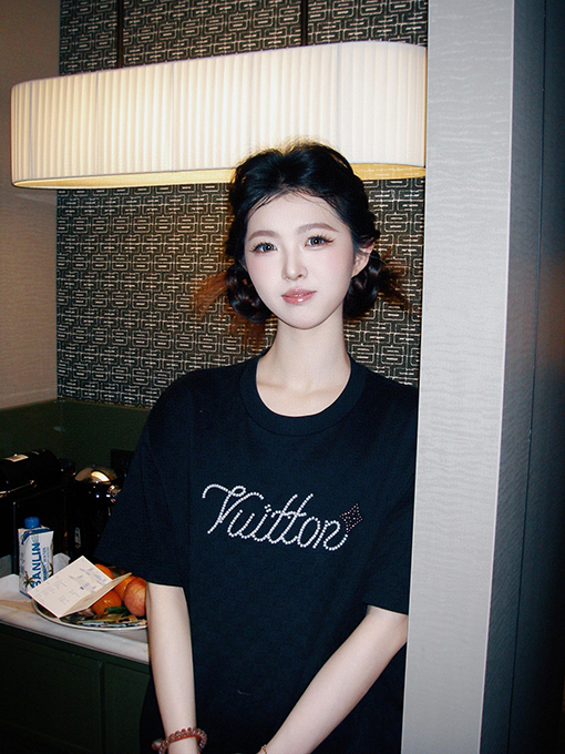 ルイヴィトンブランドスーパーコピー クラシックなチェッカーボードロゴディテールの半袖Tシャツ