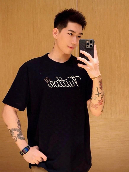 ルイヴィトンブランドスーパーコピー クラシックなチェッカーボードロゴディテールの半袖Tシャツ