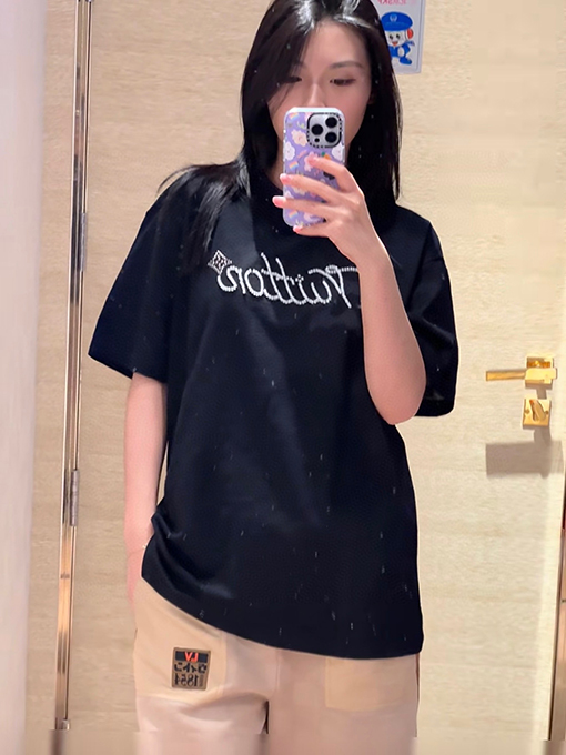 ルイヴィトンブランドスーパーコピー クラシックなチェッカーボードロゴディテールの半袖Tシャツ