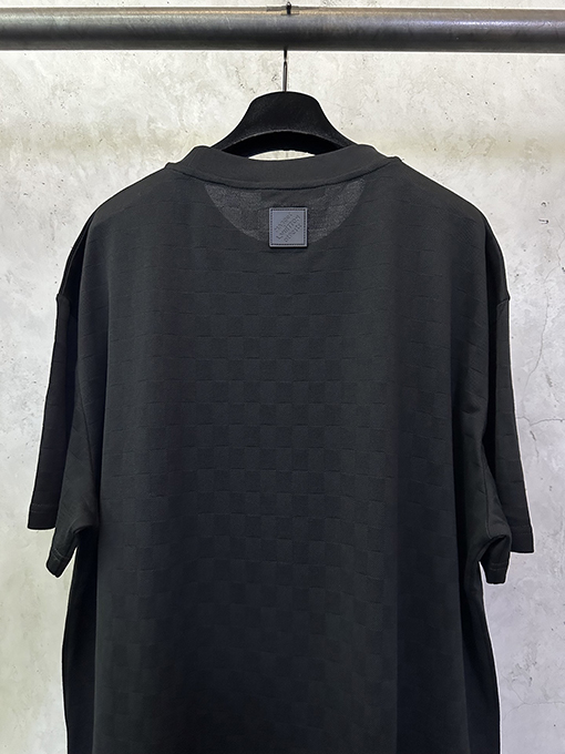 ルイヴィトンブランドスーパーコピー クラシックなチェッカーボードロゴディテールの半袖Tシャツ