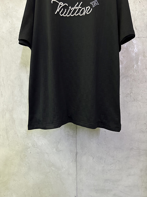 ルイヴィトンブランドスーパーコピー クラシックなチェッカーボードロゴディテールの半袖Tシャツ