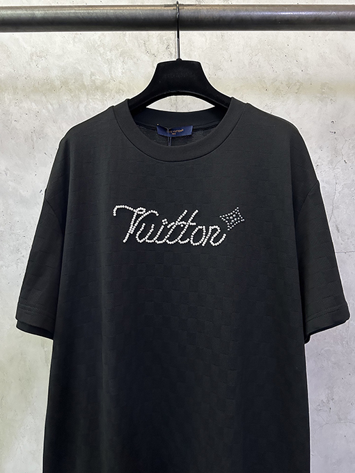 ルイヴィトンブランドスーパーコピー クラシックなチェッカーボードロゴディテールの半袖Tシャツ