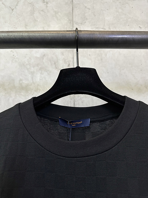 ルイヴィトンブランドスーパーコピー クラシックなチェッカーボードロゴディテールの半袖Tシャツ