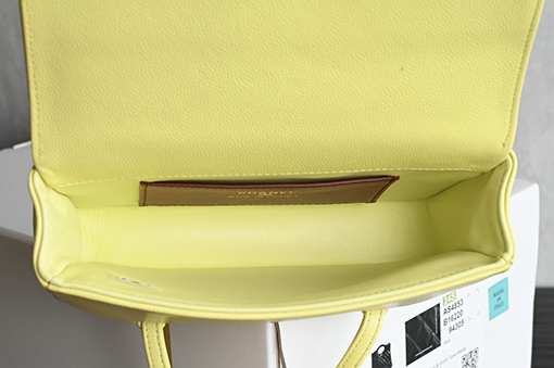 シャネルブランドコピー 26Cレディースシリーズ パールフラワーバックル LPランチボックスバッグ