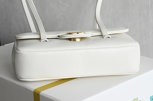 シャネルブランドコピー 26Cレディースシリーズ パールフラワーバックル LPランチボックスバッグ