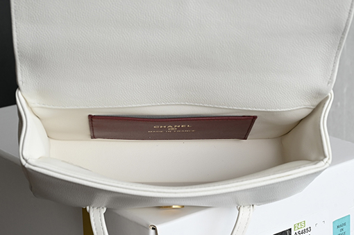 シャネルブランドコピー 26Cレディースシリーズ パールフラワーバックル LPランチボックスバッグ