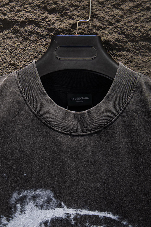 バレンシアガブランドスーパーコピー Balenciaga クラシックウォッシュのダメージホワイトインクダイレクトプリント半袖Tシャツ