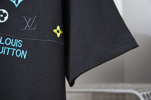 ルイヴィトンコピー カラーブロック刺繍入り LV 半袖Tシャツ