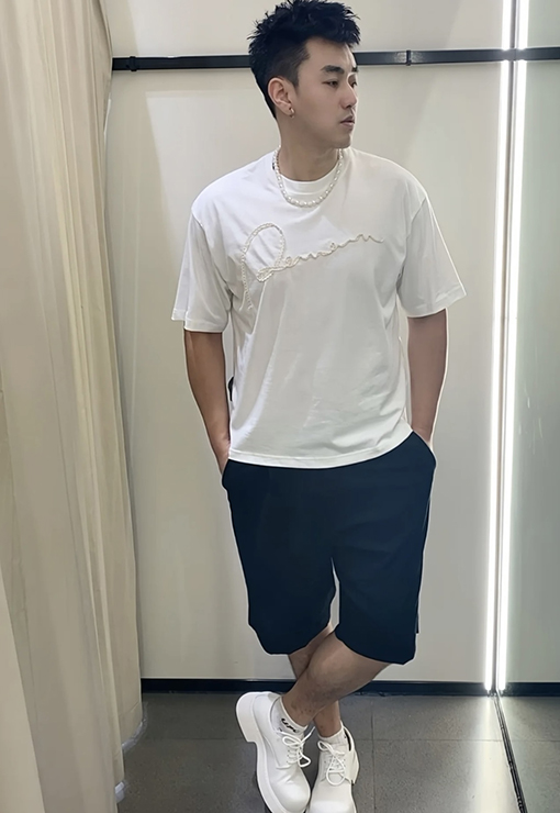 ディオールスーパーコピー 早春コラボシリーズ 刺繍ロゴ半袖Tシャツ