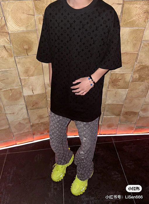 ルイヴィトンブランドスーパーコピー オールロゴフロック半袖Tシャツ