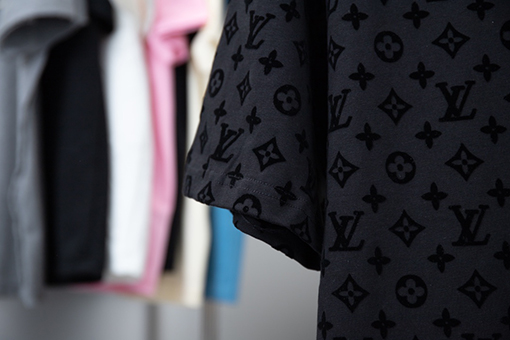 ルイヴィトンブランドスーパーコピー オールロゴフロック半袖Tシャツ