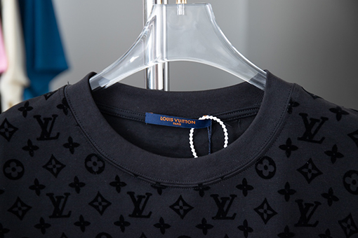 ルイヴィトンブランドスーパーコピー オールロゴフロック半袖Tシャツ