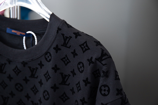 ルイヴィトンブランドスーパーコピー オールロゴフロック半袖Tシャツ