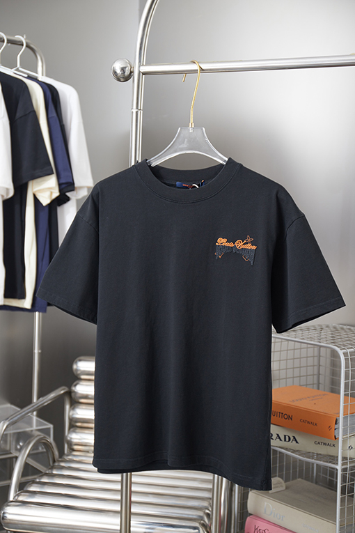 ルイヴィトンコピー 新モデル刺繍入りLV半袖Tシャツ