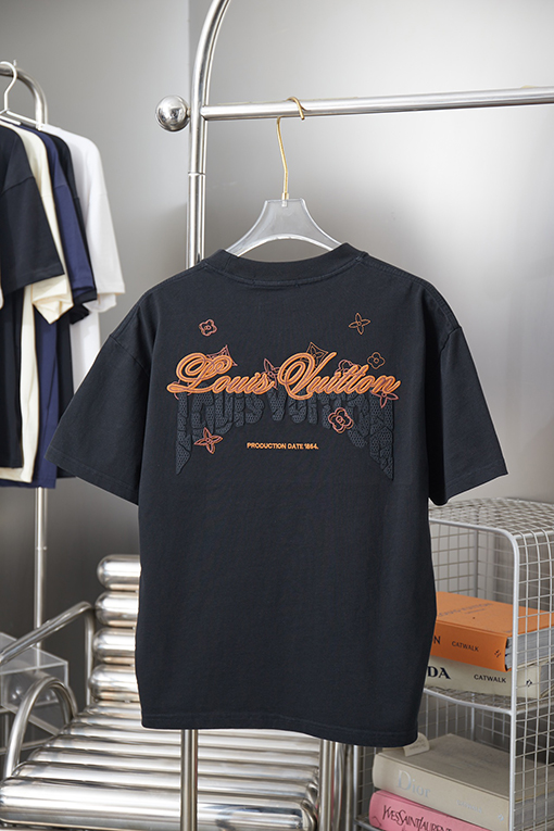ルイヴィトンコピー 新モデル刺繍入りLV半袖Tシャツ
