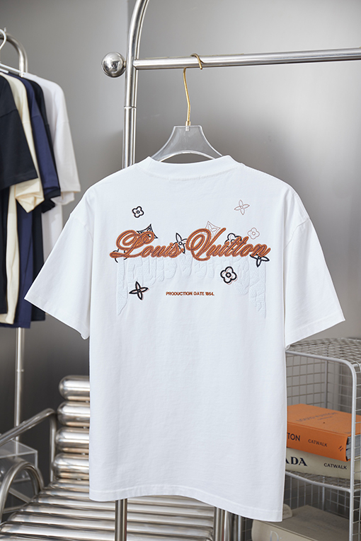 ルイヴィトンコピー 新モデル刺繍入りLV半袖Tシャツ