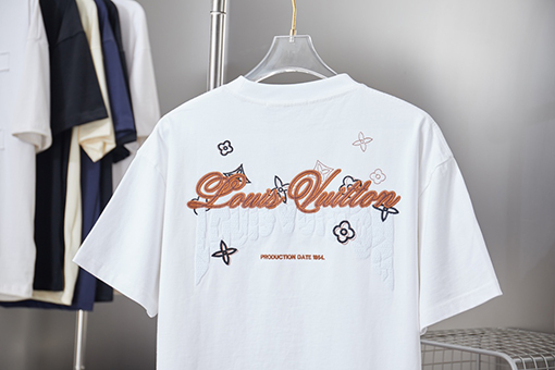 ルイヴィトンコピー 新モデル刺繍入りLV半袖Tシャツ