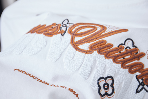 ルイヴィトンコピー 新モデル刺繍入りLV半袖Tシャツ