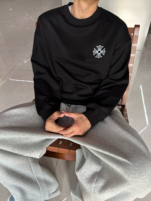 クロムハーツブランドスーパーコピー 胸元に目をくロゴプリントが入ったクルーネックスウェットシャツ