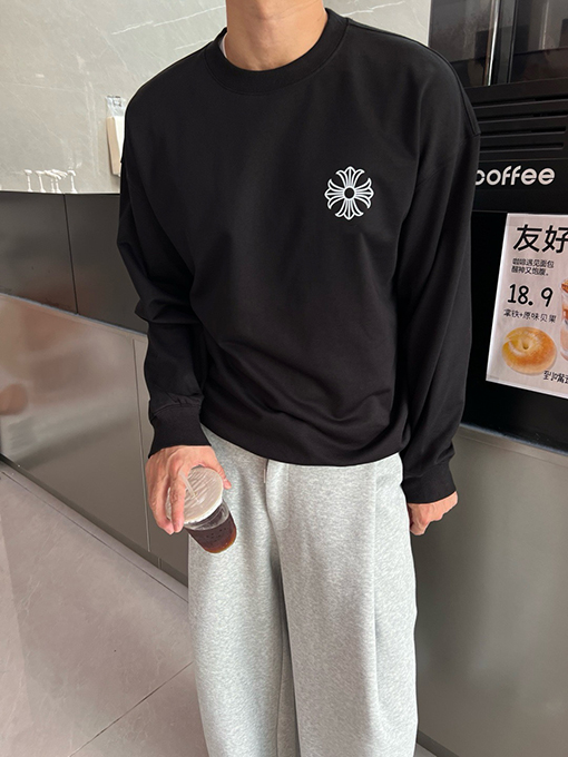 クロムハーツブランドスーパーコピー 胸元に目をくロゴプリントが入ったクルーネックスウェットシャツ