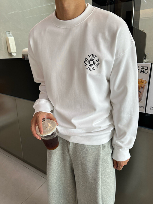 クロムハーツブランドスーパーコピー 胸元に目をくロゴプリントが入ったクルーネックスウェットシャツ