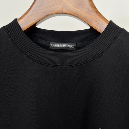 クロムハーツブランドスーパーコピー 胸元に目をくロゴプリントが入ったクルーネックスウェットシャツ