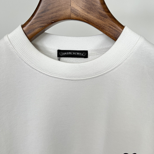 クロムハーツブランドスーパーコピー 胸元に目をくロゴプリントが入ったクルーネックスウェットシャツ