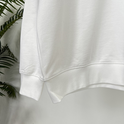 クロムハーツブランドスーパーコピー 胸元に目をくロゴプリントが入ったクルーネックスウェットシャツ