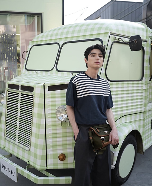 プラダブランドコピー ネイビーストライプ半袖Tシャツ