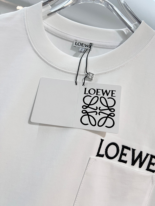 ロエベブランドコピー LOEWE 胸元にパッチポケットが付いたシンプルな刺繍ロゴ半袖Tシャツ