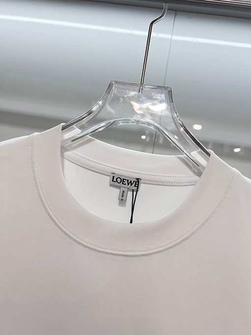 ロエベブランドコピー LOEWE 胸元にパッチポケットが付いたシンプルな刺繍ロゴ半袖Tシャツ