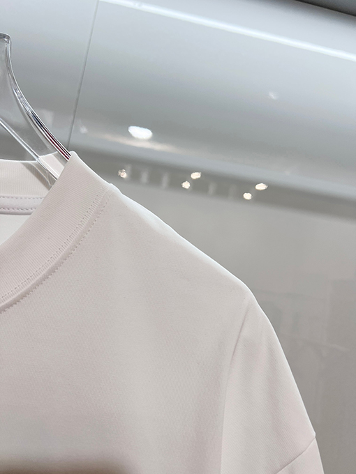 ロエベブランドコピー LOEWE 胸元にパッチポケットが付いたシンプルな刺繍ロゴ半袖Tシャツ