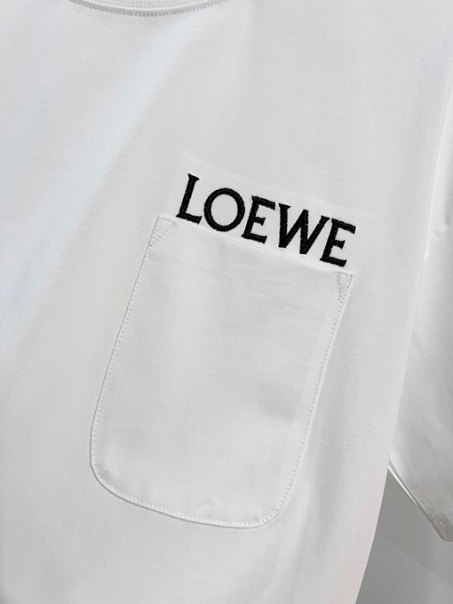 ロエベブランドコピー LOEWE 胸元にパッチポケットが付いたシンプルな刺繍ロゴ半袖Tシャツ
