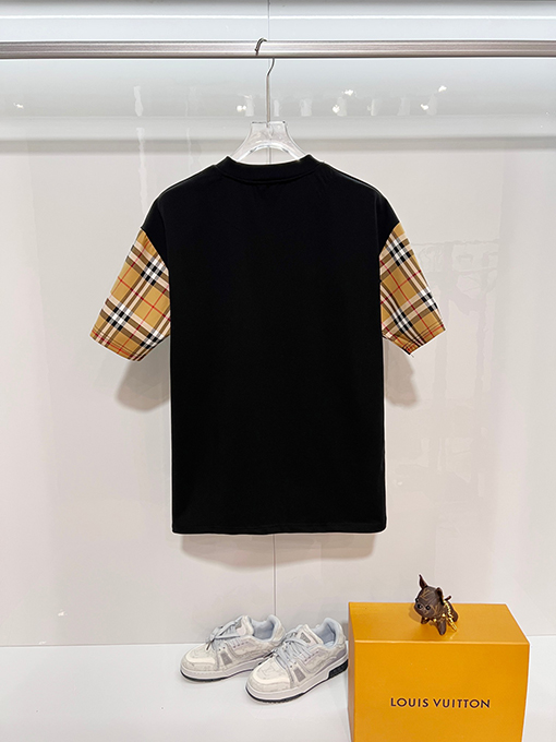 バーバリースーパーコピー クラシックなパッチワークの内側にチェック柄の袖ロゴ入りの半袖Tシャツ