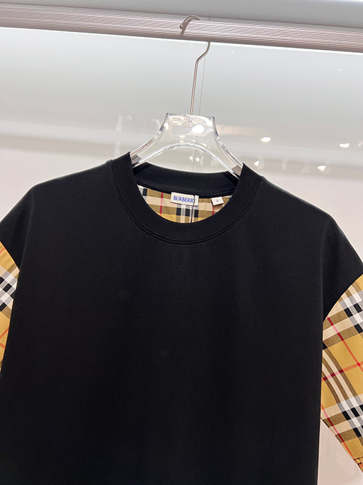 バーバリースーパーコピー クラシックなパッチワークの内側にチェック柄の袖ロゴ入りの半袖Tシャツ