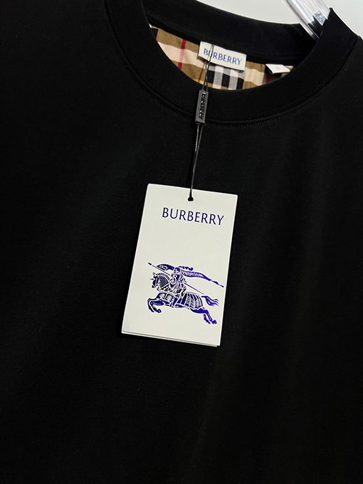 バーバリースーパーコピー クラシックなパッチワークの内側にチェック柄の袖ロゴ入りの半袖Tシャツ