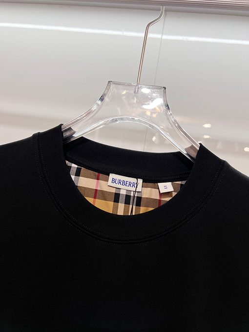 バーバリースーパーコピー クラシックなパッチワークの内側にチェック柄の袖ロゴ入りの半袖Tシャツ