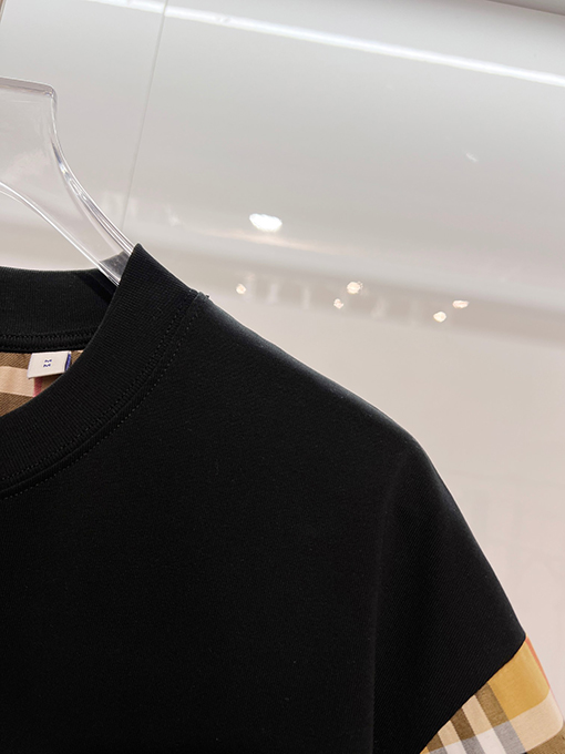 バーバリースーパーコピー クラシックなパッチワークの内側にチェック柄の袖ロゴ入りの半袖Tシャツ