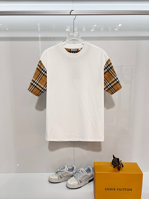 バーバリースーパーコピー クラシックなパッチワークの内側にチェック柄の袖ロゴ入りの半袖Tシャツ