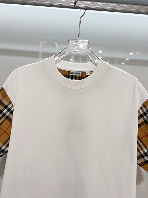 バーバリースーパーコピー クラシックなパッチワークの内側にチェック柄の袖ロゴ入りの半袖Tシャツ