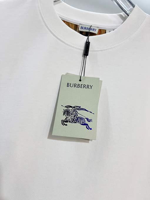 バーバリースーパーコピー クラシックなパッチワークの内側にチェック柄の袖ロゴ入りの半袖Tシャツ