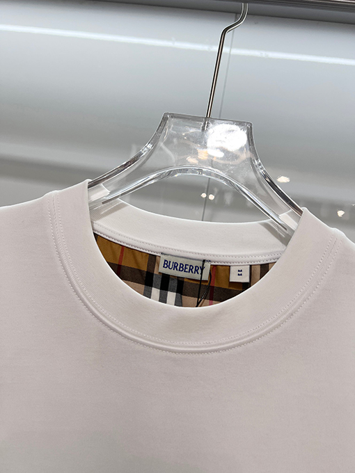 バーバリースーパーコピー クラシックなパッチワークの内側にチェック柄の袖ロゴ入りの半袖Tシャツ