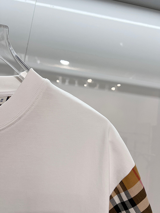 バーバリースーパーコピー クラシックなパッチワークの内側にチェック柄の袖ロゴ入りの半袖Tシャツ