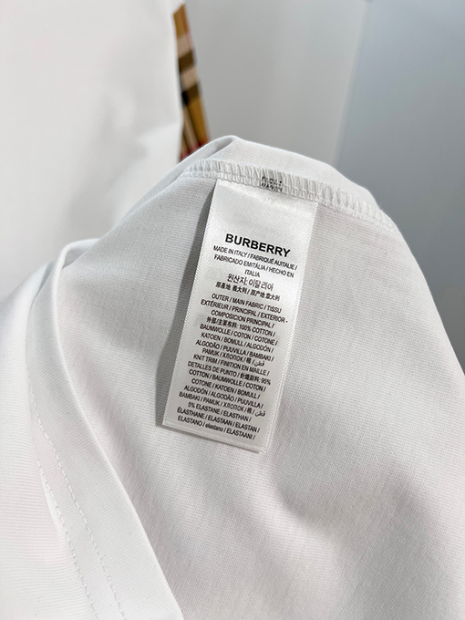 バーバリースーパーコピー クラシックなパッチワークの内側にチェック柄の袖ロゴ入りの半袖Tシャツ