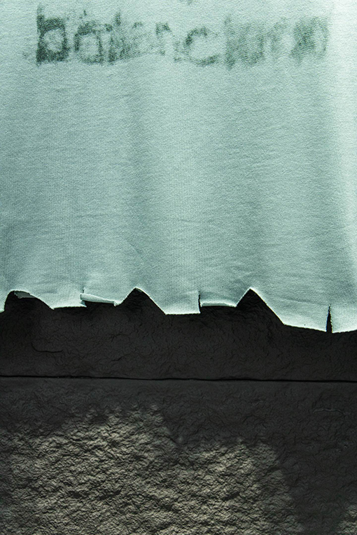 バレンシアガブランドコピー Balenciaga ファッショナブルなダメージの白インクグラフィティ半袖Tシャツ